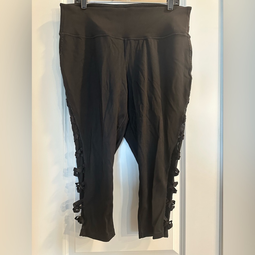 Lace Inset Sculpting Capri Leggings